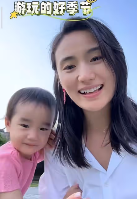 李亞鵬嬌妻獨自帶婆婆媽媽旅行，2歲夏夏成團寵，祖孫三代超有愛
