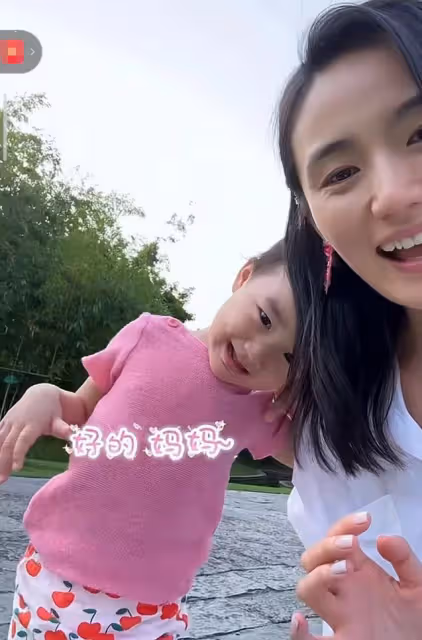 李亞鵬嬌妻獨自帶婆婆媽媽旅行，2歲夏夏成團寵，祖孫三代超有愛