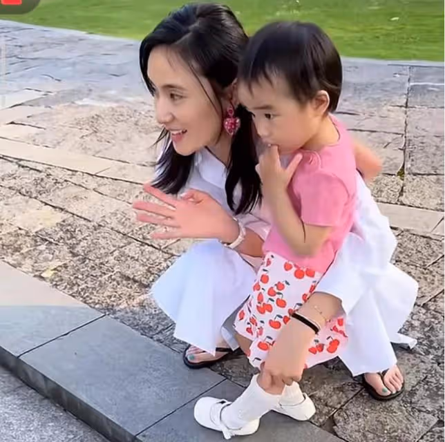 李亞鵬嬌妻獨自帶婆婆媽媽旅行，2歲夏夏成團寵，祖孫三代超有愛