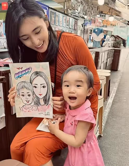 李亞鵬嬌妻獨自帶婆婆媽媽旅行，2歲夏夏成團寵，祖孫三代超有愛