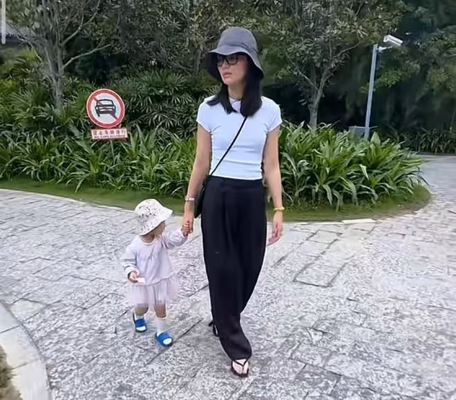 李亞鵬嬌妻獨自帶婆婆媽媽旅行，2歲夏夏成團寵，祖孫三代超有愛