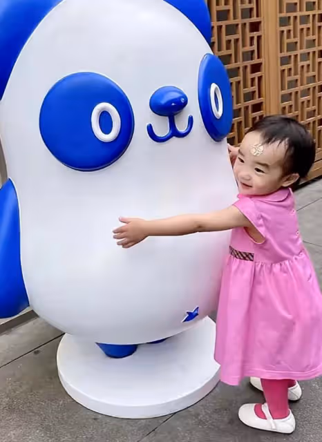 李亞鵬嬌妻獨自帶婆婆媽媽旅行，2歲夏夏成團寵，祖孫三代超有愛