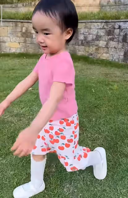 李亞鵬嬌妻獨自帶婆婆媽媽旅行，2歲夏夏成團寵，祖孫三代超有愛