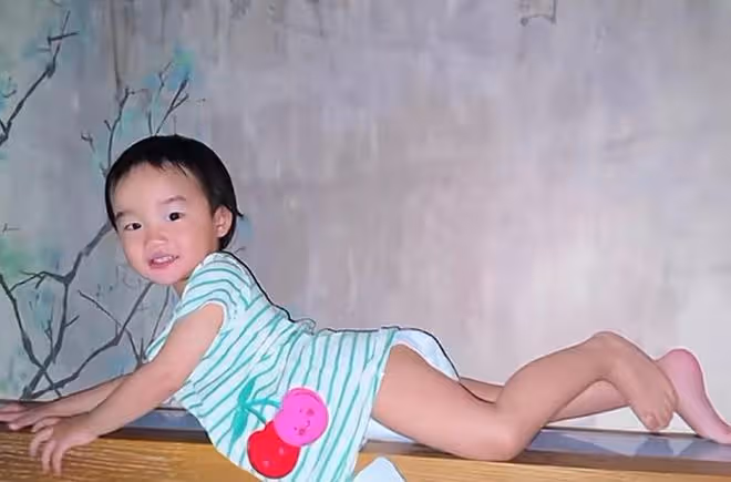 李亞鵬嬌妻獨自帶婆婆媽媽旅行，2歲夏夏成團寵，祖孫三代超有愛