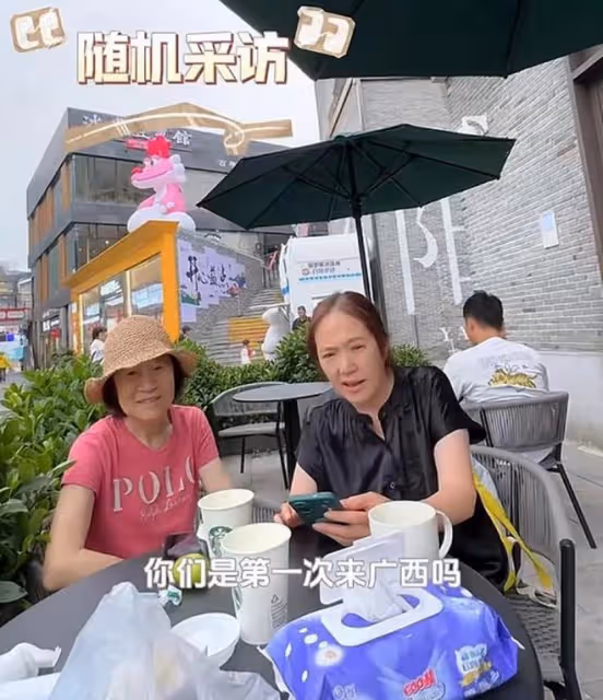 李亞鵬嬌妻獨自帶婆婆媽媽旅行,2歲夏夏成團寵,祖孫三代超有愛