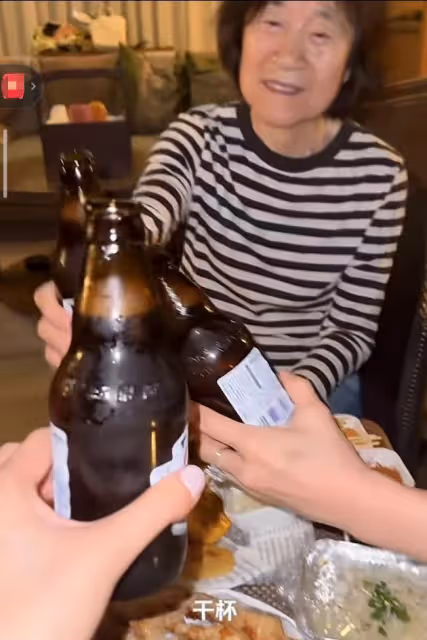 李亞鵬嬌妻獨自帶婆婆媽媽旅行,2歲夏夏成團寵,祖孫三代超有愛