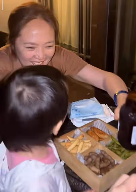 李亞鵬嬌妻獨自帶婆婆媽媽旅行,2歲夏夏成團寵,祖孫三代超有愛