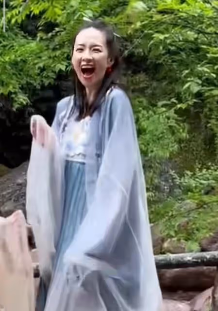 章子怡離婚後首曬女兒,8歲醒醒長大了,母女穿古裝跳舞好有愛