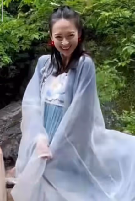 章子怡離婚後首曬女兒,8歲醒醒長大了,母女穿古裝跳舞好有愛