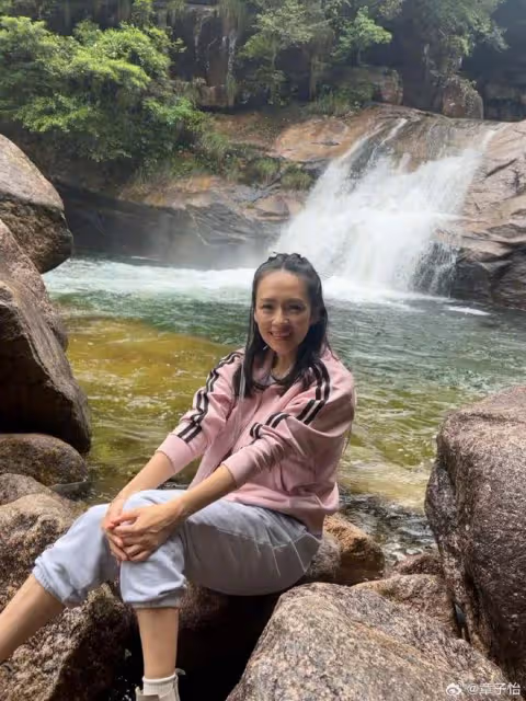章子怡離婚後首曬女兒,8歲醒醒長大了,母女穿古裝跳舞好有愛