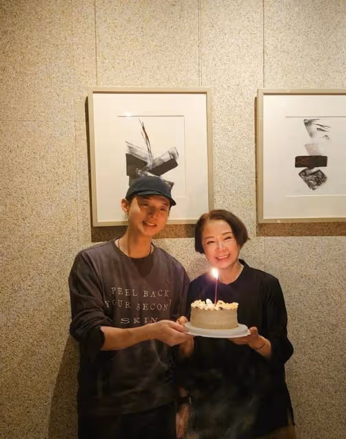 霍尊曬照為母親慶生，仲小萍手捧蛋糕燦笑，與前夫妻子相處似閨蜜