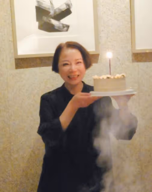 霍尊曬照為母親慶生，仲小萍手捧蛋糕燦笑，與前夫妻子相處似閨蜜