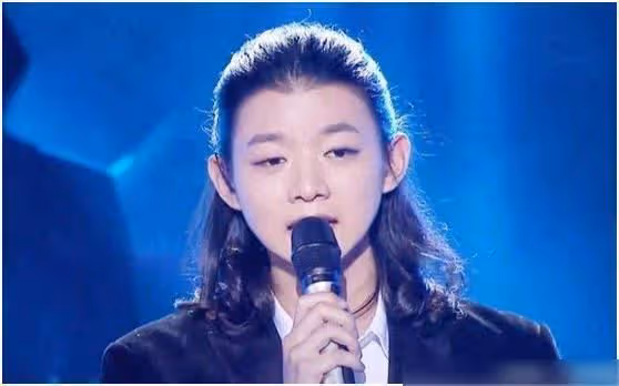 霍尊曬照為母親慶生，仲小萍手捧蛋糕燦笑，與前夫妻子相處似閨蜜