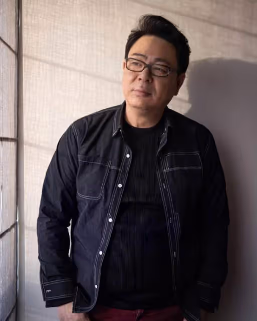 高亞麟曾擔任徐梓鈞導師，她是關曉彤同班同學，比楊紫還小6歲