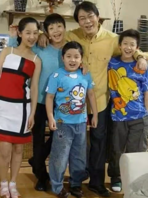 高亞麟曾擔任徐梓鈞導師，她是關曉彤同班同學，比楊紫還小6歲