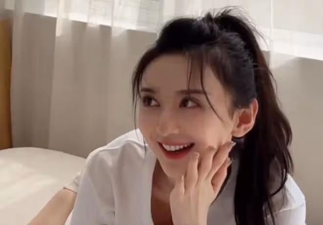 高亞麟曾擔任徐梓鈞導師，她是關曉彤同班同學，比楊紫還小6歲