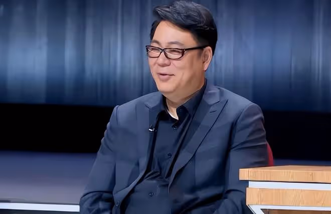 高亞麟曾擔任徐梓鈞導師，她是關曉彤同班同學，比楊紫還小6歲