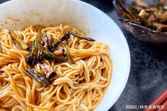 麵條絕絕子的簡單吃法,搭配蔥油拌一拌,解饞飽腹,風味嘎嘎好