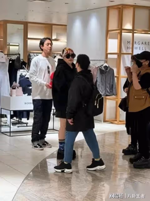 張惠妹和小男友逛東京!粗腿圓面似大媽,投資1500萬給男友開酒吧