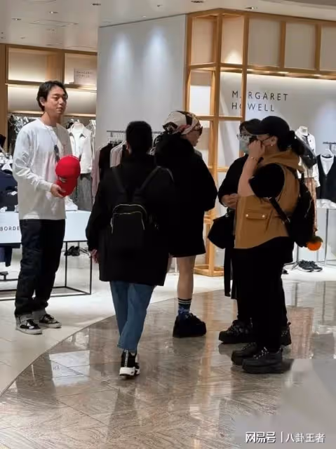 張惠妹和小男友逛東京!粗腿圓面似大媽,投資1500萬給男友開酒吧