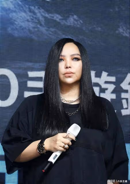 張惠妹和小男友逛東京!粗腿圓面似大媽,投資1500萬給男友開酒吧