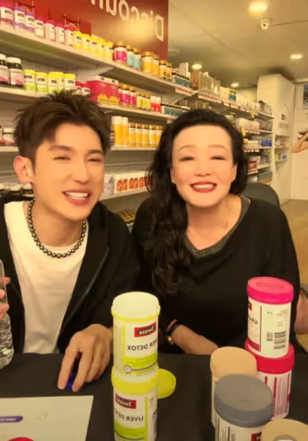 張蘭直播顯堅韌，身體不適仍堅守，麻六記背後的女強人風采