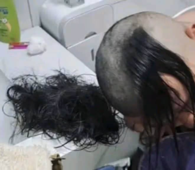 男子喝醉酒後被女兒換髮型,幽怨的眼神逗樂妻子,網友:挺帥氣的