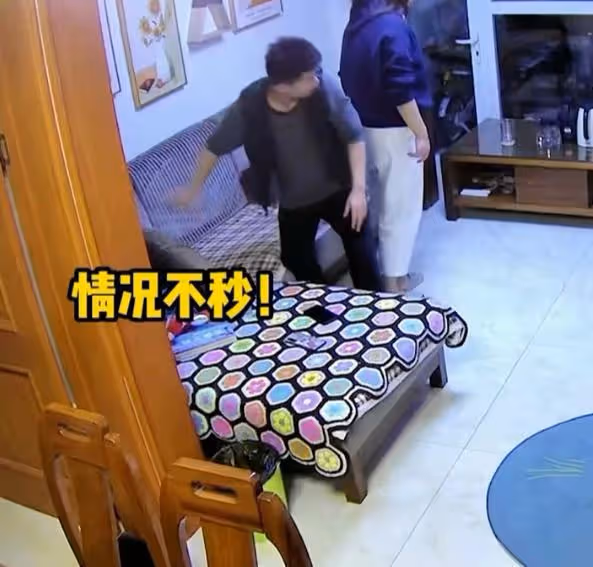 一家三口捉迷藏,孩子突然失蹤父母急壞,下一秒老爸落荒而逃