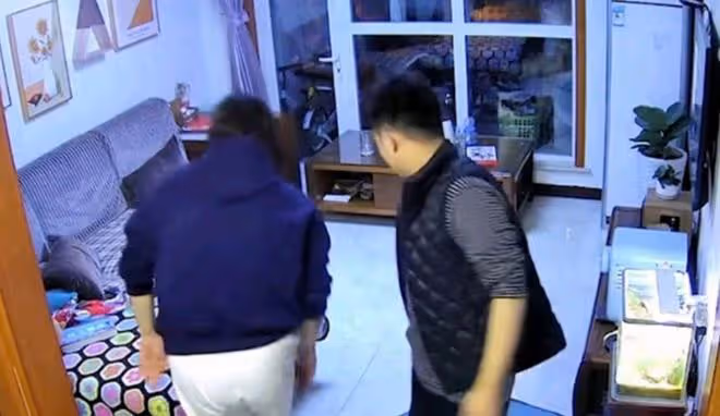 一家三口捉迷藏,孩子突然失蹤父母急壞,下一秒老爸落荒而逃