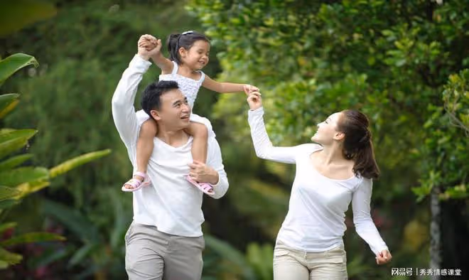 妻子和男閨蜜旅遊,4歲女兒餓到吃洗衣粉,丈夫98個電話無人接