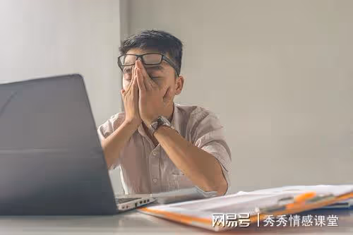 妻子和男閨蜜旅遊,4歲女兒餓到吃洗衣粉,丈夫98個電話無人接