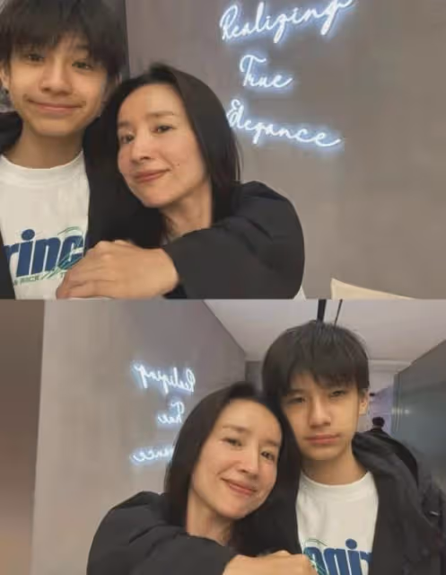 潘粵明15歲兒子首登封,個子超媽媽半頭,撞臉易烊千璽、張雲龍
