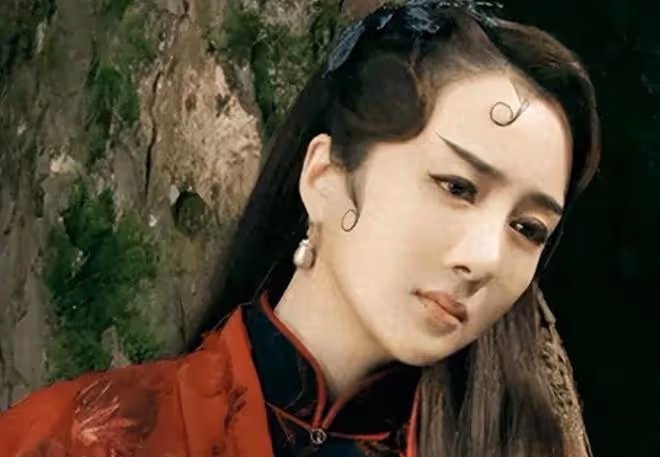 曾是古裝第一美人，被狗咬後瘋狂整容，只能演繹惡毒女配