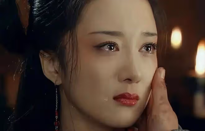 曾是古裝第一美人，被狗咬後瘋狂整容，只能演繹惡毒女配