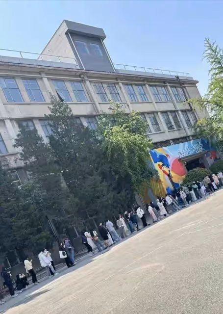 娛樂圈清流!有錢有身材的朱珠,發展奢侈品地攤,十幾萬隻賣幾百