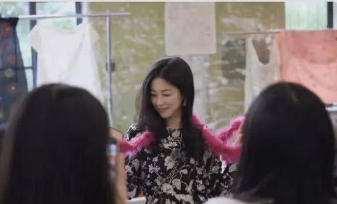 娛樂圈清流!有錢有身材的朱珠,發展奢侈品地攤,十幾萬隻賣幾百