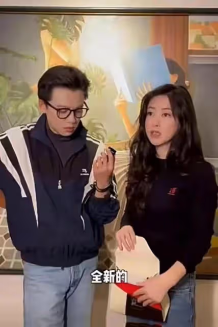 娛樂圈清流！有錢有身材的朱珠，發展奢侈品地攤，十幾萬隻賣幾百
