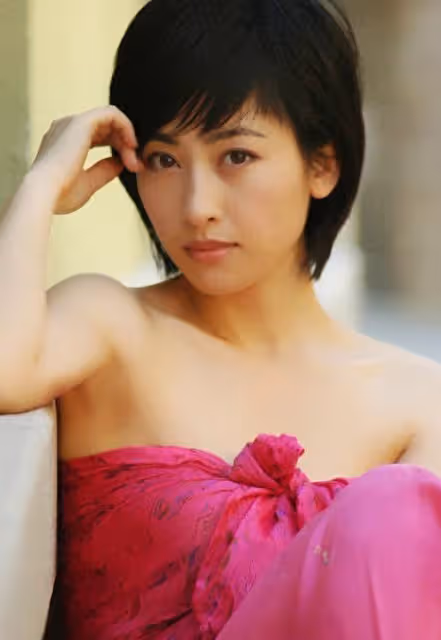 她是軍藝校花,被大25歲張鐵林拋棄後,嫁著名「壞蛋」生子獲幸福