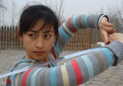 她是軍藝校花,被大25歲張鐵林拋棄後,嫁著名「壞蛋」生子獲幸福