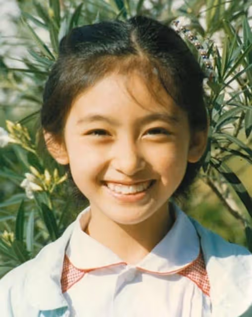 她是軍藝校花,被大25歲張鐵林拋棄後,嫁著名「壞蛋」生子獲幸福