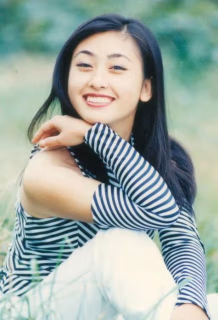 她是軍藝校花,被大25歲張鐵林拋棄後,嫁著名「壞蛋」生子獲幸福