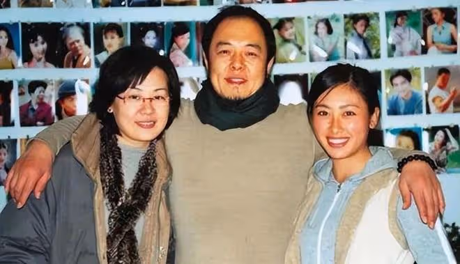 她是軍藝校花,被大25歲張鐵林拋棄後,嫁著名「壞蛋」生子獲幸福