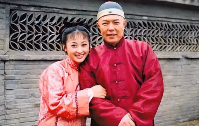 她是軍藝校花,被大25歲張鐵林拋棄後,嫁著名「壞蛋」生子獲幸福