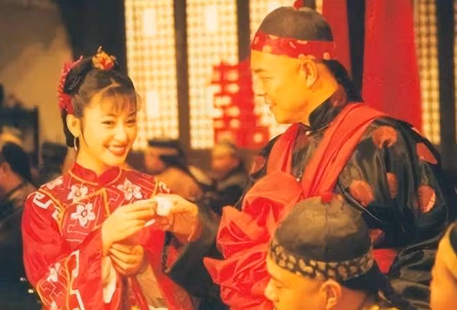 她是軍藝校花,被大25歲張鐵林拋棄後,嫁著名「壞蛋」生子獲幸福