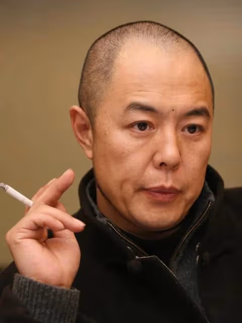 她是軍藝校花,被大25歲張鐵林拋棄後,嫁著名「壞蛋」生子獲幸福