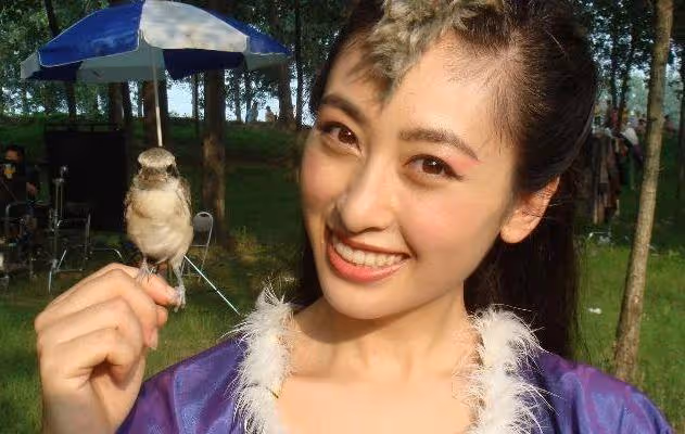 她是軍藝校花,被大25歲張鐵林拋棄後,嫁著名「壞蛋」生子獲幸福