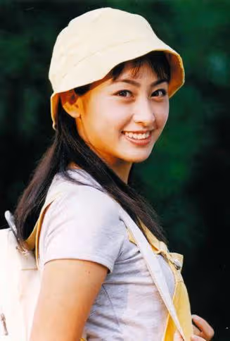 她是軍藝校花,被大25歲張鐵林拋棄後,嫁著名「壞蛋」生子獲幸福