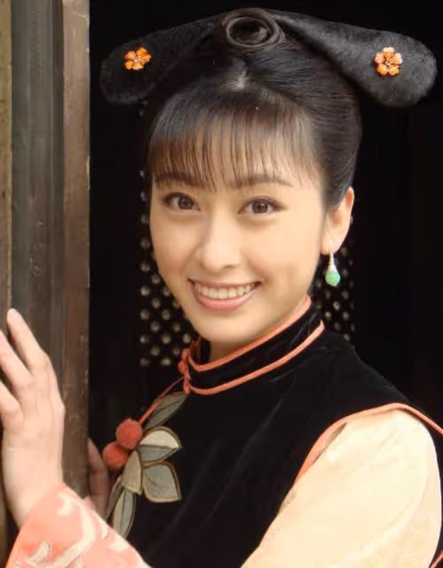 她是軍藝校花,被大25歲張鐵林拋棄後,嫁著名「壞蛋」生子獲幸福
