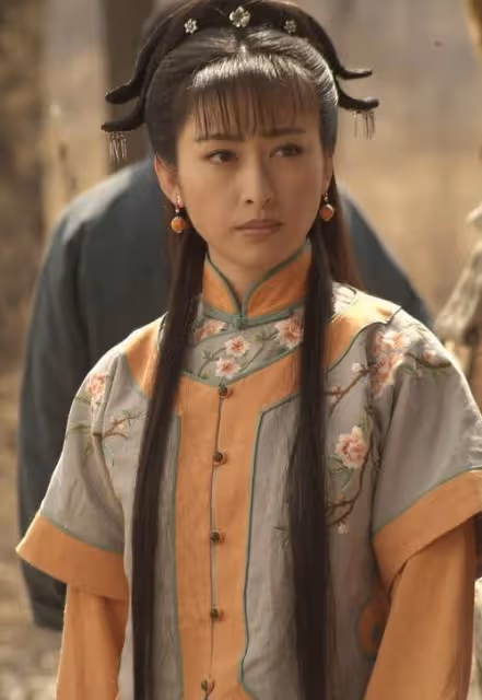 她是軍藝校花,被大25歲張鐵林拋棄後,嫁著名「壞蛋」生子獲幸福