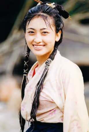 她是軍藝校花,被大25歲張鐵林拋棄後,嫁著名「壞蛋」生子獲幸福
